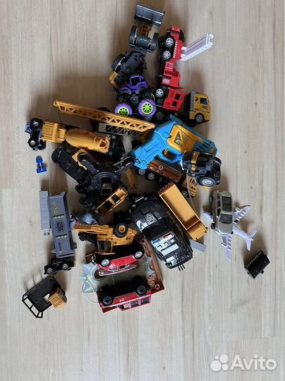 Разные игрушечные машинки