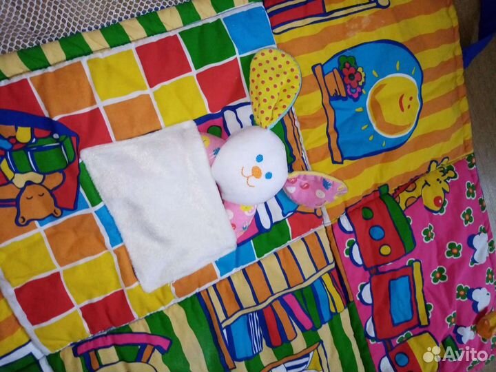 Игровой коврик с игрушками