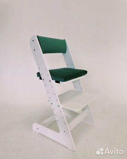 Белый стульчик с цветными подушками