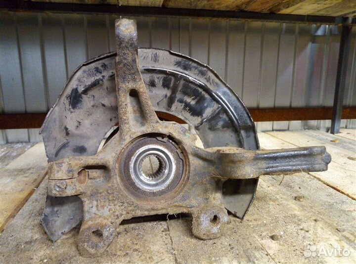 Кулак (цапфа) передний левый Chevrolet Aveo T300