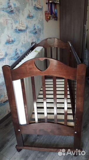 Детская кроватка с матрасом и бортиками