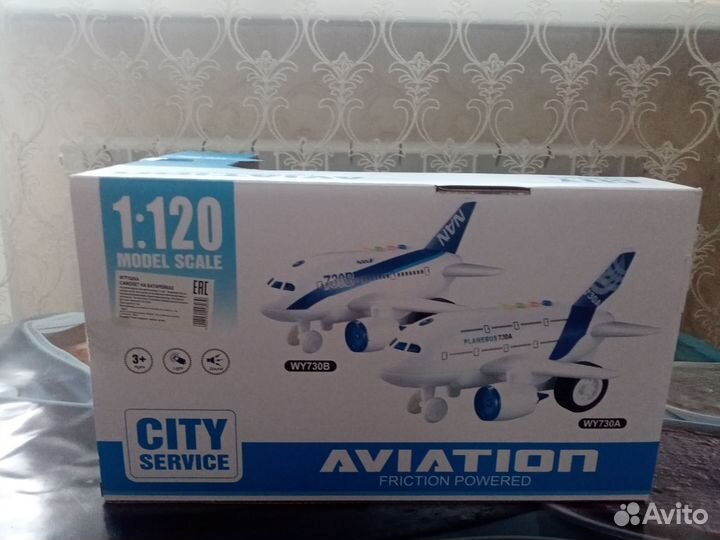 Игрушка самолет-модель на батарейках