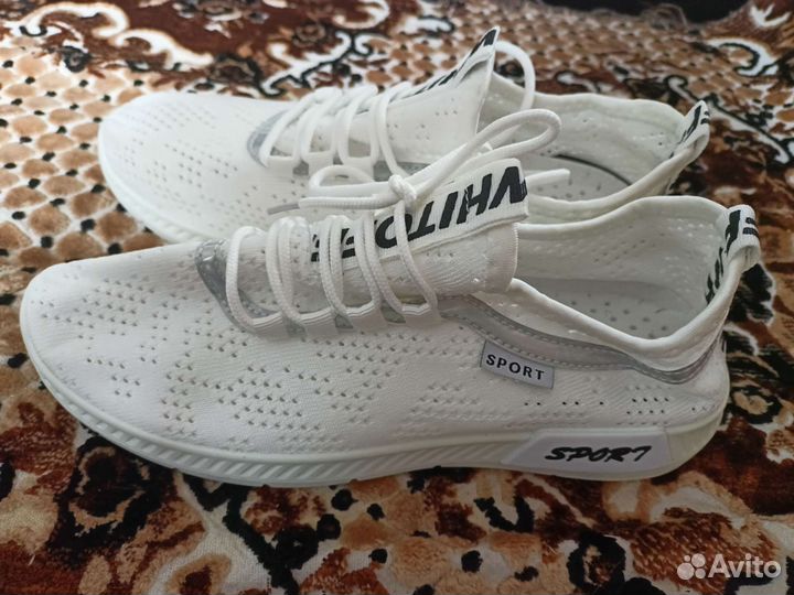 Кроссовки женские