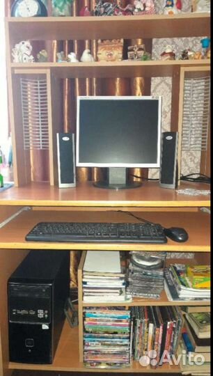 Продам компьютерный стол,монитор,системник,клавиат