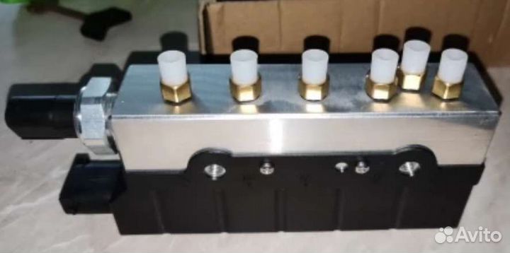 Блок клапанов пневмоподвески Mercedes Benz w220