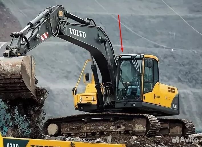 Стекло правое у стрелы на экскаватор Volvo EC 210