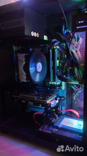 Игровой компьютер с монитором и клавиатурой