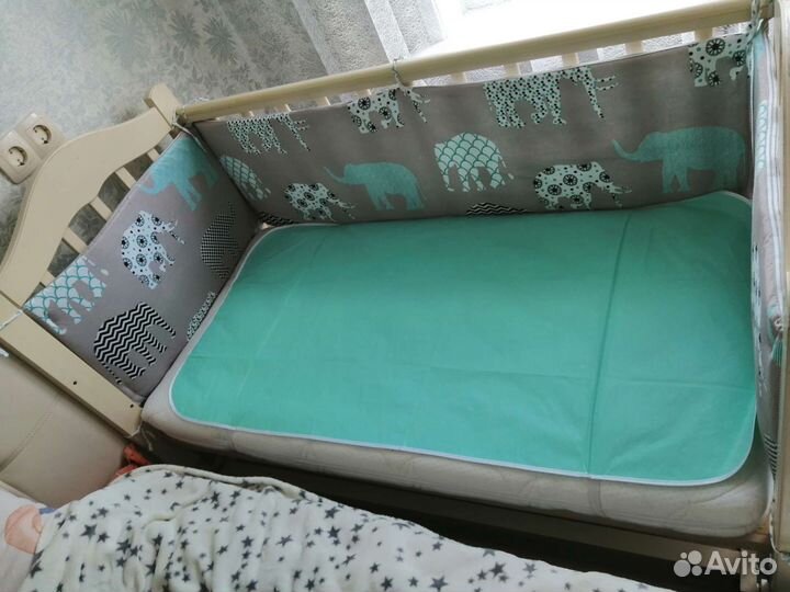 Детская кроватка с маятником и ящиком