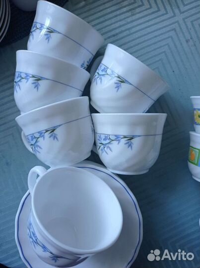 Кофейные и чайные чашки с блюдцами