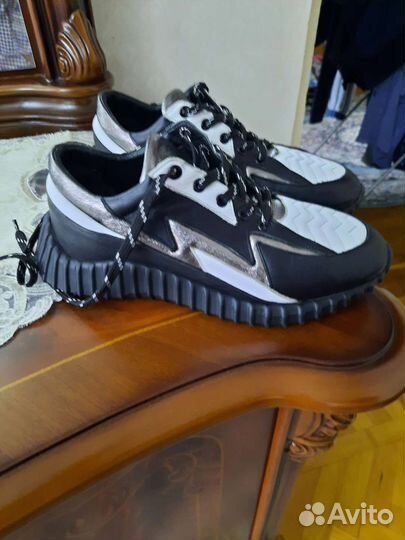 Кроссовки женские