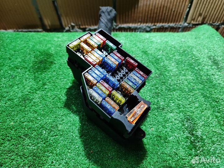 Блок предохранителей левый Volkswagen Touareg 7L