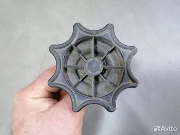 Болт крепления запасного колеса VW Pointer