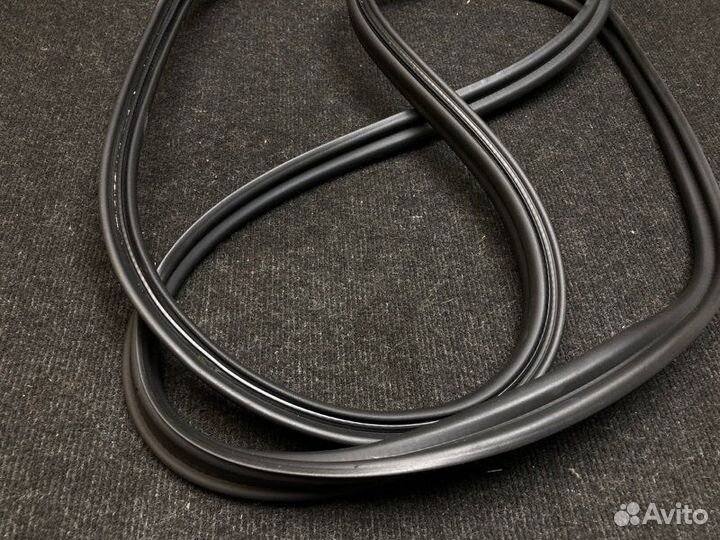 Уплотнительная резинка двери багажника