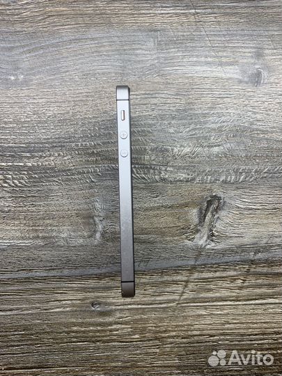 iPhone SE, 32 ГБ