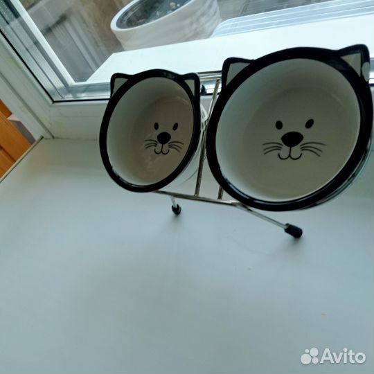 Две миски и подставка для мисок