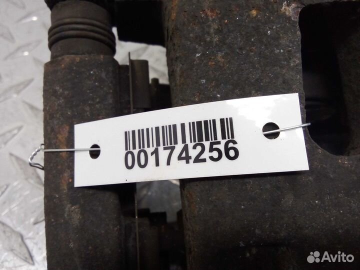 Суппорт передний левый Nissan Titan 1 A60