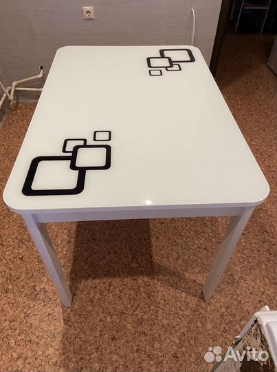 Кухонный стол стеклянный