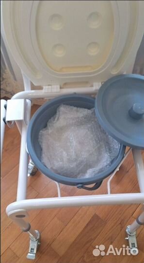 Санитарный стул для инвалидов на колесах