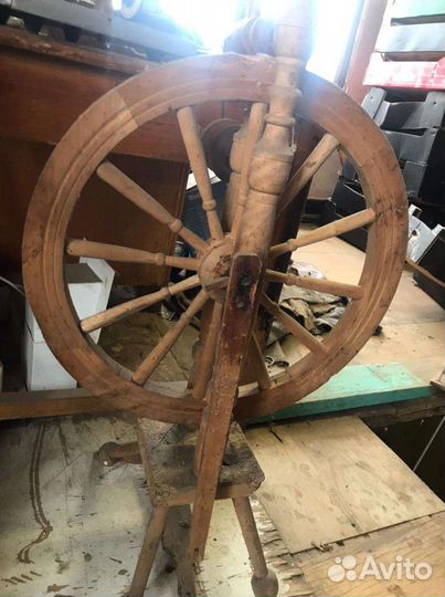 Прялка электрическая и деревянная старинная