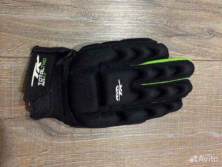 Перчатка для игры в хоккей на траве женская