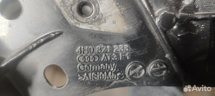 Кронштейн крыла Audi A8 2010 -2017 левый