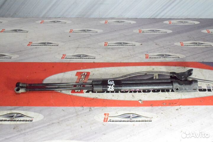 Амортизатор задней двери c Toyota Vitz SCP90 2SZ-F