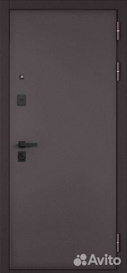 Дверь в квартиру с зеркалом