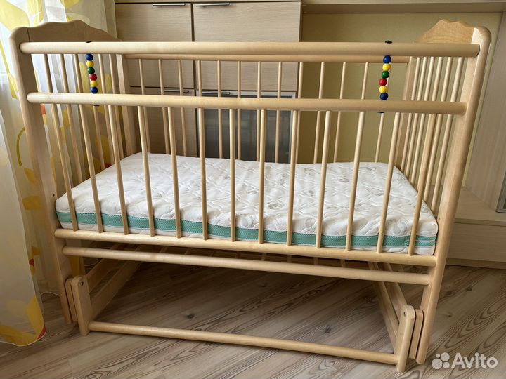 Детская кроватка с маятником