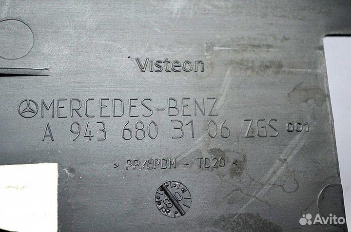 Пластиковая крышка торпеды у подножья водителя mer