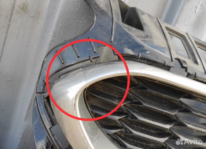 Решетка радиатора повреждена Kia Stinger 2017