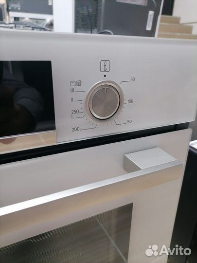 Новый духовой шкаф белый Bosch HBG517EW0R