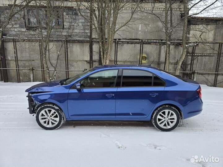 Skoda Rapid 1.6 AT, 2018, битый, 150 000 км