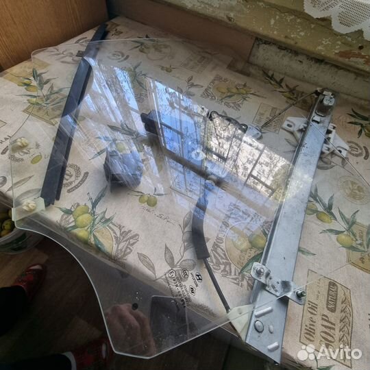 Стекло двери Hyundai Accent