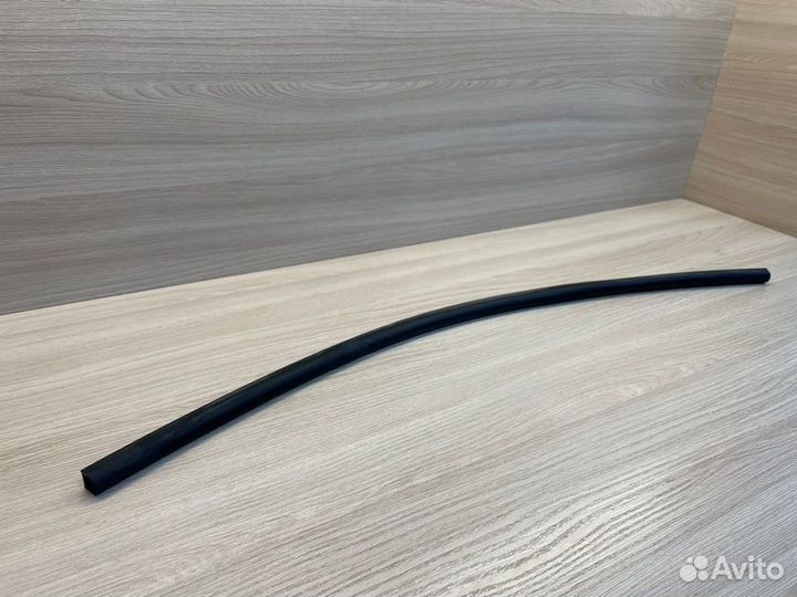 Уплотнительная резинка боковой двери передняя