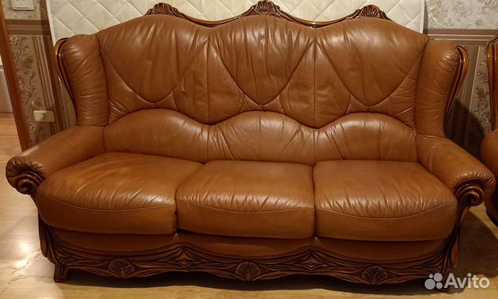 Кожаный диван трёхместный