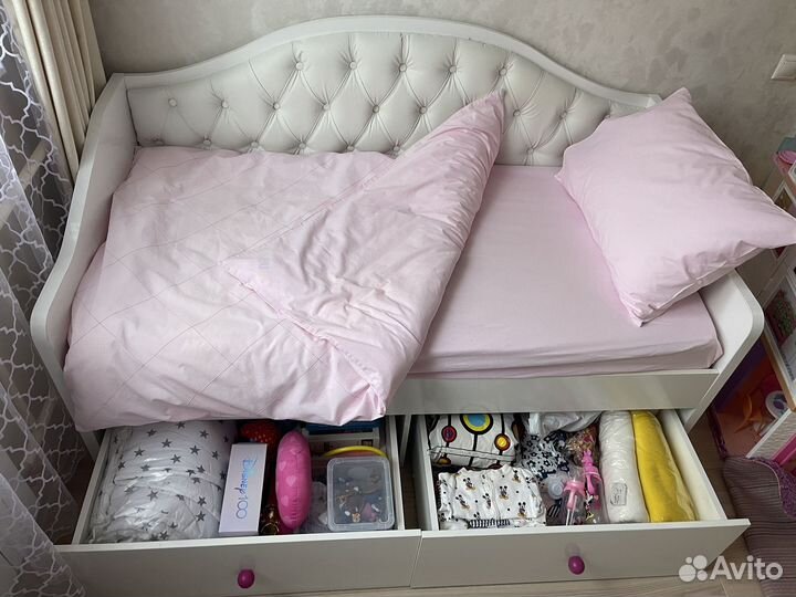 Кровать односпальная с ящиками и матрасом