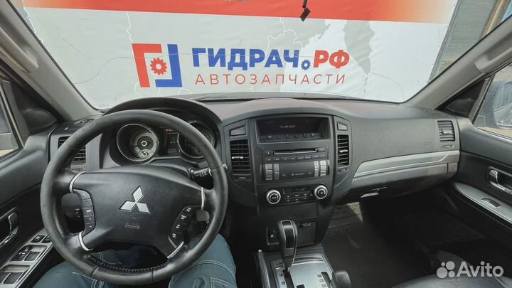 Замок двери передней левой Mitsubishi Pajero (V90)