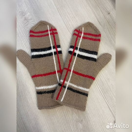 Варежки вязаные женские