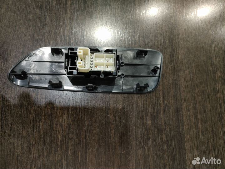 Кнопка стеклоподъёмника Тойота auris