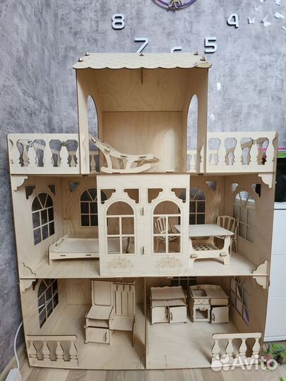 Большой кукольный домик с мебелью
