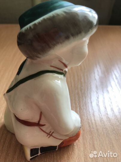 Фарфоровая статуэтка Юный монгольский охотник