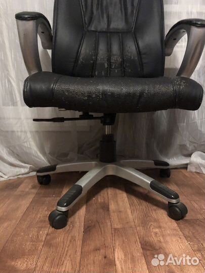 Офисное кожаное кресло руководителя
