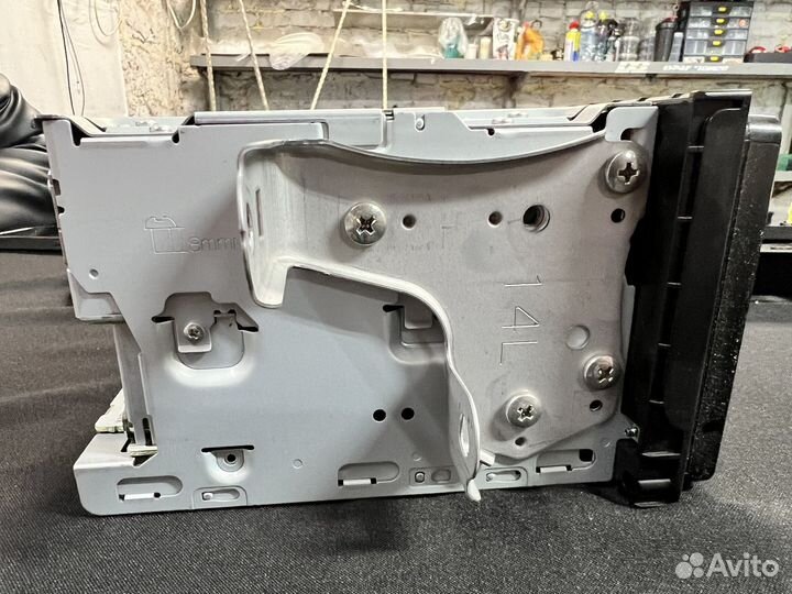 Продам магнитолу Pioneer avic-RW33 вместе с рамкой