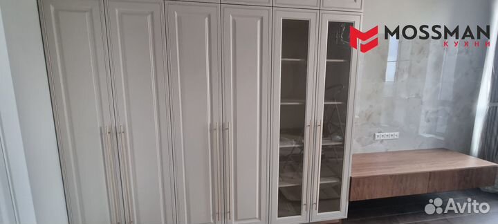 Шкаф неоклассика со стеклом