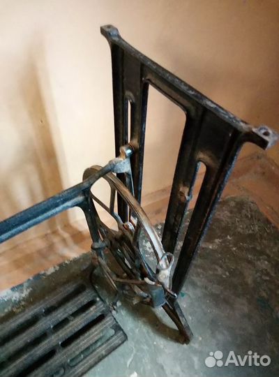 Чугунная станина швейной машинки