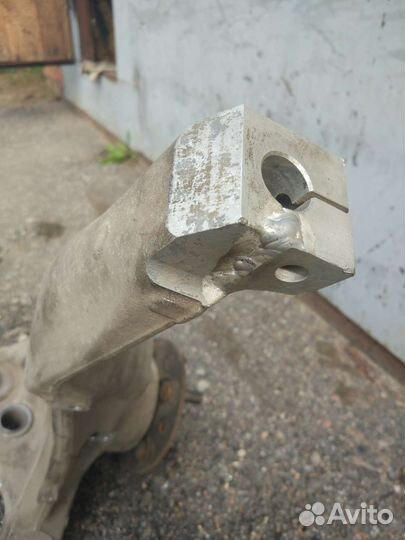 Кулак поворотный передний левый Land Rover