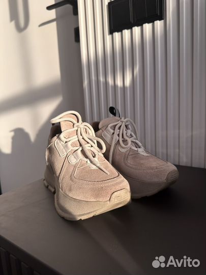 Кроссовки женские