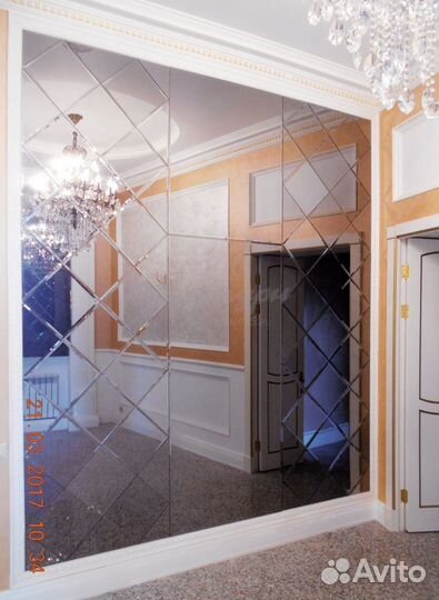 Зеркальное панно в коридоре