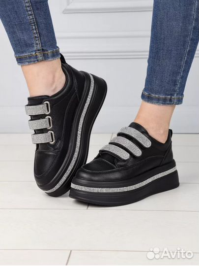 Женские кроссовки