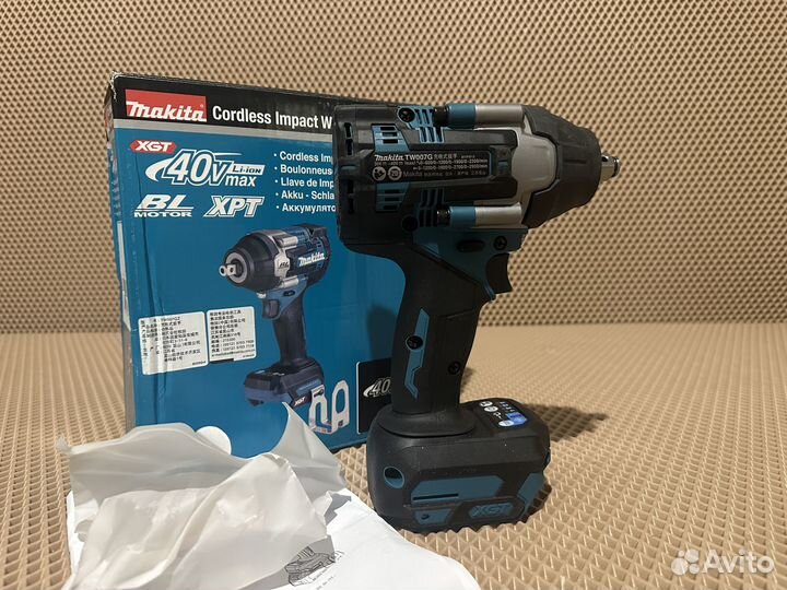 Аккумуляторный ударный гайковерт XGT Makita TW007G